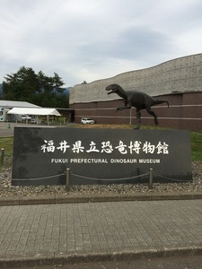 恐竜博物館外部.jpg